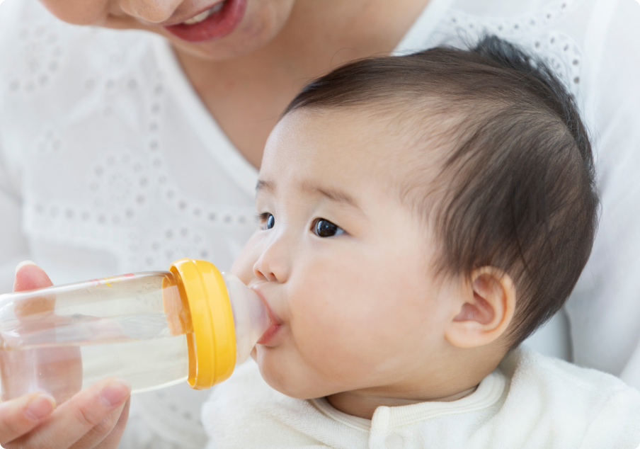 赤ちゃんに水を飲ませる様子